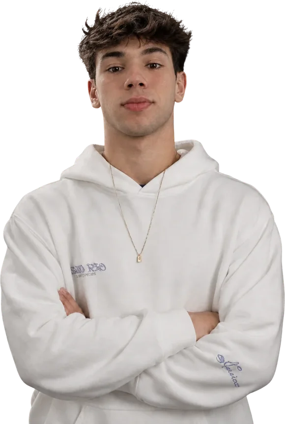 Fernando de braços cruzados, de moletom branco